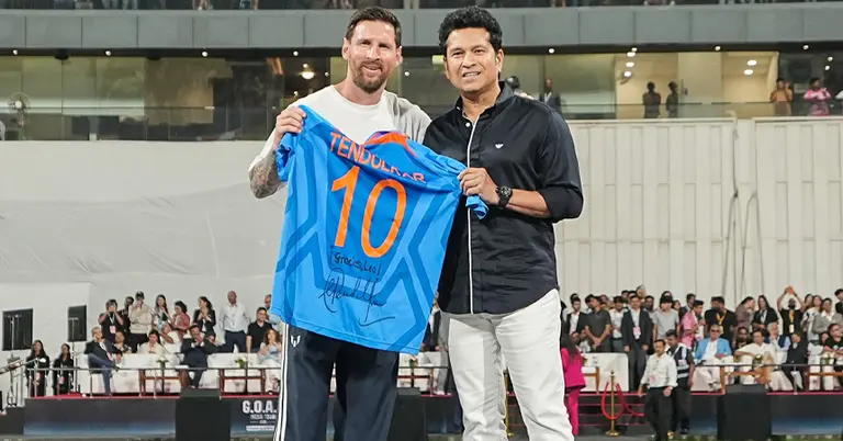 মেসিকে জার্সি উপহার দিচ্ছেন শচীন